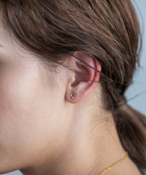 PAS TIERRA（パティエラ）の「-Briller- K10ムーンプチダイヤモンドピアス（ピアス（両耳用）・レディース・イエローゴールド・FREE）」の5枚目の写真