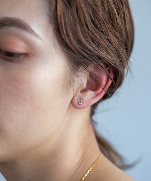 PAS TIERRA（パティエラ）の「-Briller- K10ムーンプチダイヤモンドピアス（ピアス（両耳用）・レディース・イエローゴールド・FREE）」の2枚目の写真