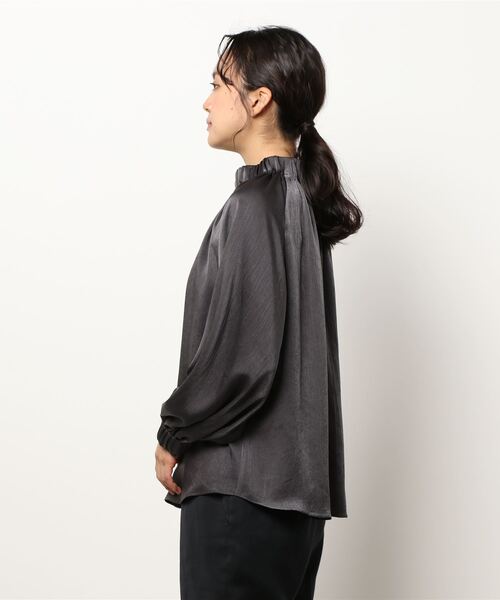TITE IN THE STORE（ティテ　インザ　ストア）の「サテンゴムシャーリングハイネックブラウス（シャツ/ブラウス・レディース・チャコールグレー/ベージュ/ブラウン・38）」の4枚目の写真