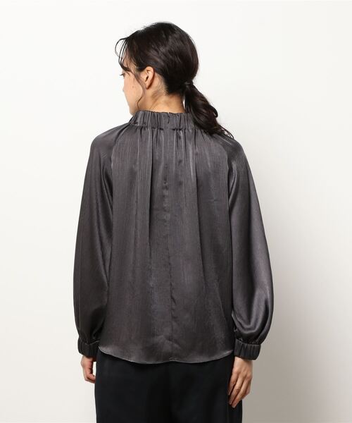 TITE IN THE STORE（ティテ　インザ　ストア）の「サテンゴムシャーリングハイネックブラウス（シャツ/ブラウス・レディース・チャコールグレー/ベージュ/ブラウン・38）」の5枚目の写真