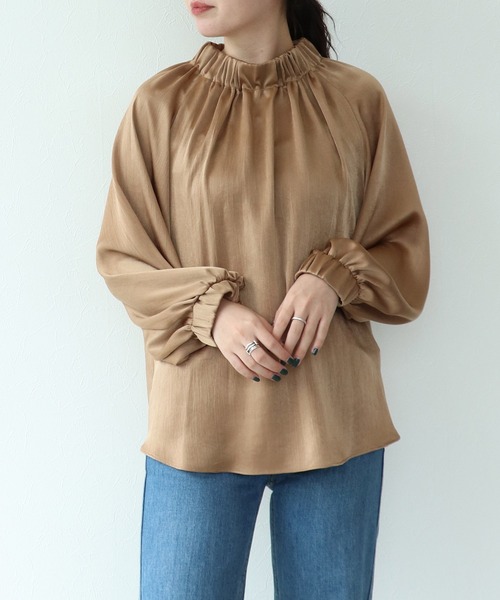 TITE IN THE STORE（ティテ　インザ　ストア）の「サテンゴムシャーリングハイネックブラウス（シャツ/ブラウス・レディース・チャコールグレー/ベージュ/ブラウン・38）」の3枚目の写真