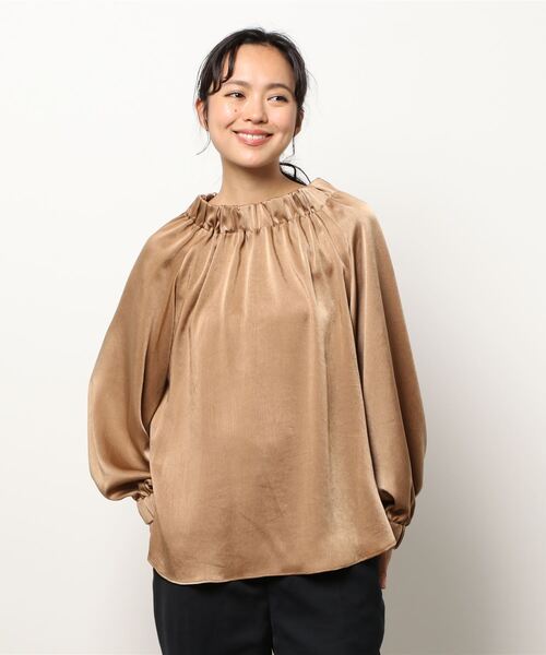 TITE IN THE STORE（ティテ　インザ　ストア）の「サテンゴムシャーリングハイネックブラウス（シャツ/ブラウス・レディース・チャコールグレー/ベージュ/ブラウン・38）」の11枚目の写真