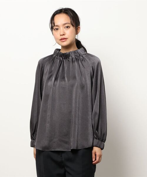 TITE IN THE STORE（ティテ　インザ　ストア）の「サテンゴムシャーリングハイネックブラウス（シャツ/ブラウス・レディース・チャコールグレー/ベージュ/ブラウン・38）」の13枚目の写真