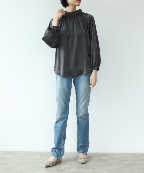 TITE IN THE STORE（ティテ　インザ　ストア）の「サテンゴムシャーリングハイネックブラウス（シャツ/ブラウス・レディース・チャコールグレー/ベージュ/ブラウン・38）」の8枚目の写真