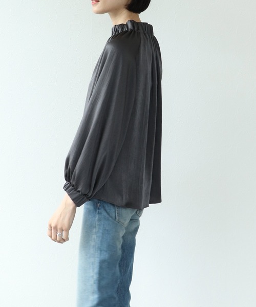 TITE IN THE STORE（ティテ　インザ　ストア）の「サテンゴムシャーリングハイネックブラウス（シャツ/ブラウス・レディース・チャコールグレー/ベージュ/ブラウン・38）」の9枚目の写真