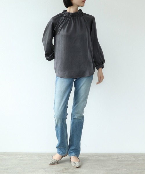 TITE IN THE STORE（ティテ　インザ　ストア）の「サテンゴムシャーリングハイネックブラウス（シャツ/ブラウス・レディース・チャコールグレー/ベージュ/ブラウン・38）」の10枚目の写真