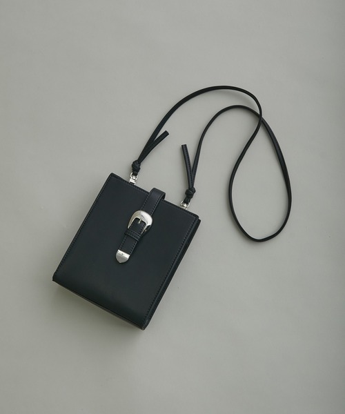 JUNRED(ジュンレッド)の「バックルポイントミニショルダーバック(ショルダーバッグ・レディース・ブラック/ブラック系その他2・FREE)」の1枚目の写真