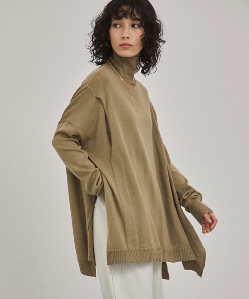 A + TOKYO（エープラストウキョウ）の「タートルネックポンチョニット（ニット/セーター・レディース・ベージュ/グレー・FREE）」の4枚目の写真