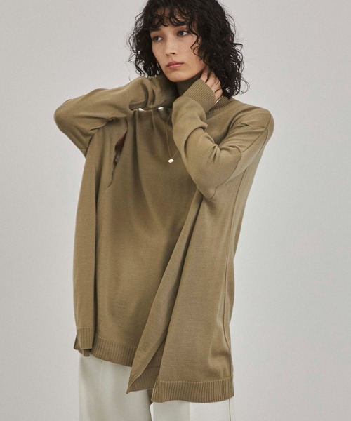 A + TOKYO（エープラストウキョウ）の「タートルネックポンチョニット（ニット/セーター・レディース・ベージュ/グレー・FREE）」の5枚目の写真