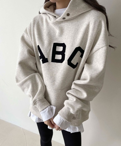 MANGROVE（マングローブ）の「ABCプリントオーバーサイズフーディー（パーカー・レディース・ダークカーキ/アイボリー・FREE）」の2枚目の写真
