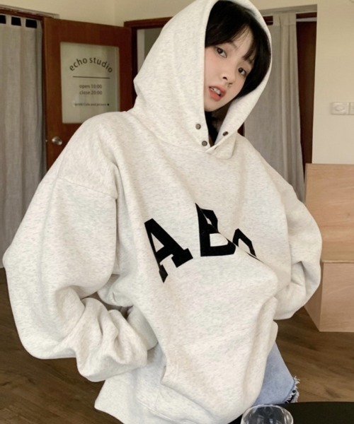 MANGROVE（マングローブ）の「ABCプリントオーバーサイズフーディー（パーカー・レディース・ダークカーキ/アイボリー・FREE）」の12枚目の写真