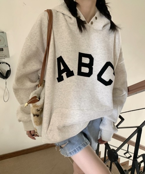 MANGROVE（マングローブ）の「ABCプリントオーバーサイズフーディー（パーカー・レディース・ダークカーキ/アイボリー・FREE）」の13枚目の写真