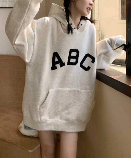 MANGROVE（マングローブ）の「ABCプリントオーバーサイズフーディー（パーカー・レディース・ダークカーキ/アイボリー・FREE）」の14枚目の写真