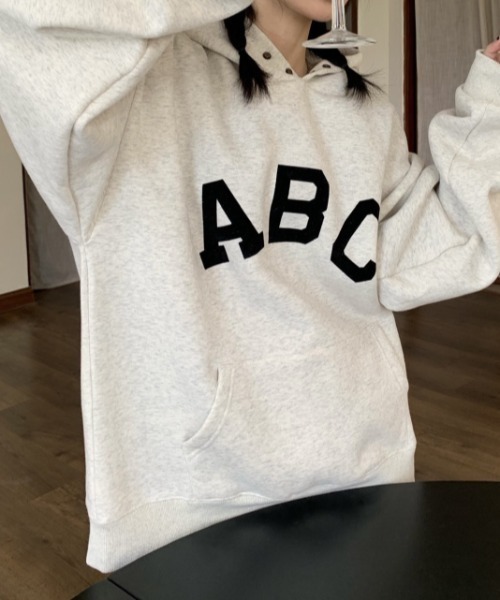 MANGROVE（マングローブ）の「ABCプリントオーバーサイズフーディー（パーカー・レディース・ダークカーキ/アイボリー・FREE）」の5枚目の写真