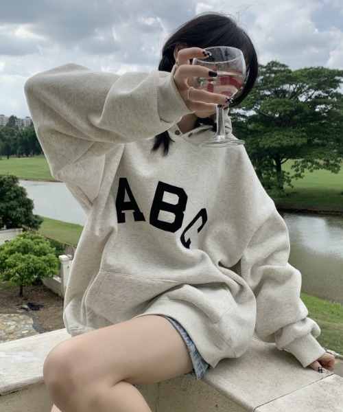 MANGROVE（マングローブ）の「ABCプリントオーバーサイズフーディー（パーカー・レディース・ダークカーキ/アイボリー・FREE）」の4枚目の写真