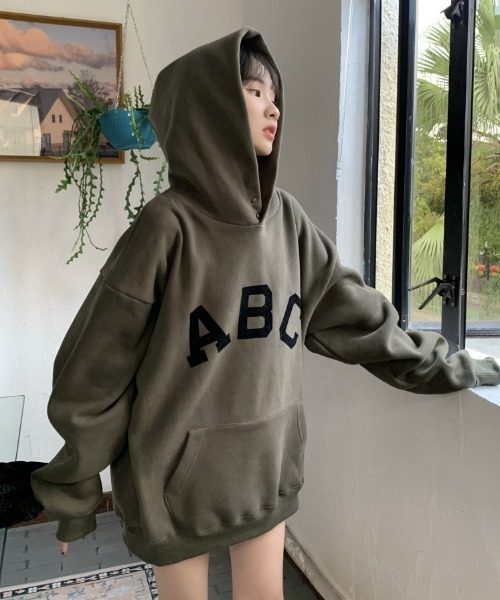MANGROVE（マングローブ）の「ABCプリントオーバーサイズフーディー（パーカー・レディース・ダークカーキ/アイボリー・FREE）」の8枚目の写真