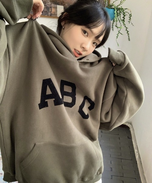 MANGROVE（マングローブ）の「ABCプリントオーバーサイズフーディー（パーカー・レディース・ダークカーキ/アイボリー・FREE）」の9枚目の写真