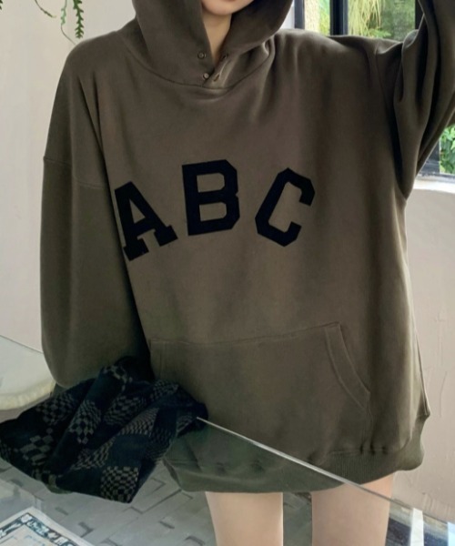 MANGROVE（マングローブ）の「ABCプリントオーバーサイズフーディー（パーカー・レディース・ダークカーキ/アイボリー・FREE）」の11枚目の写真