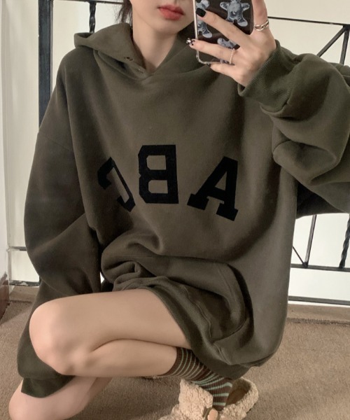 MANGROVE（マングローブ）の「ABCプリントオーバーサイズフーディー（パーカー・レディース・ダークカーキ/アイボリー・FREE）」の10枚目の写真