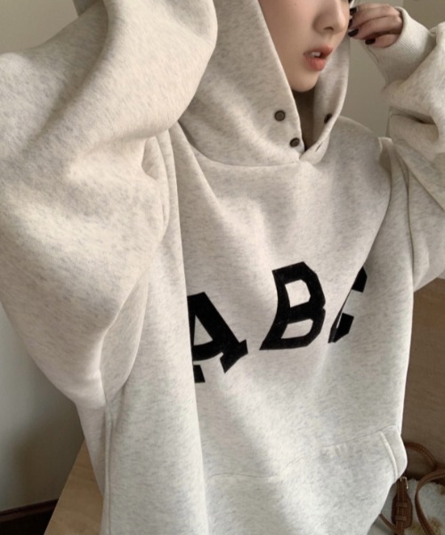 MANGROVE（マングローブ）の「ABCプリントオーバーサイズフーディー（パーカー・レディース・ダークカーキ/アイボリー・FREE）」の15枚目の写真