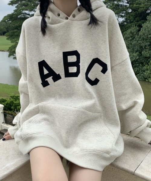 MANGROVE（マングローブ）の「ABCプリントオーバーサイズフーディー（パーカー・レディース・ダークカーキ/アイボリー・FREE）」の17枚目の写真