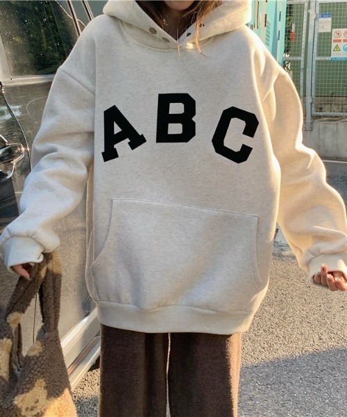 MANGROVE（マングローブ）の「ABCプリントオーバーサイズフーディー（パーカー・レディース・ダークカーキ/アイボリー・FREE）」の18枚目の写真