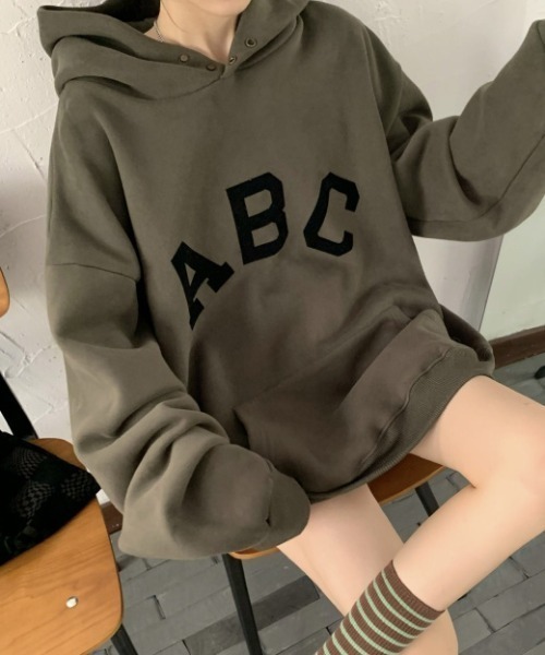 MANGROVE（マングローブ）の「ABCプリントオーバーサイズフーディー（パーカー・レディース・ダークカーキ/アイボリー・FREE）」の21枚目の写真