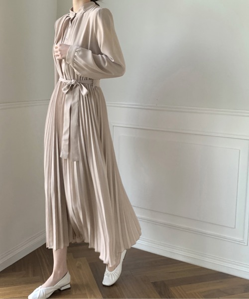 emi+（エミプラス）の「スタンドネックプリーツ切り替えワンピース（ワンピース・レディース・ネイビー/ベージュ/アイボリー/キャメル/ブラウン/ブルー/ブラック/グレー・L/S/M）」の5枚目の写真