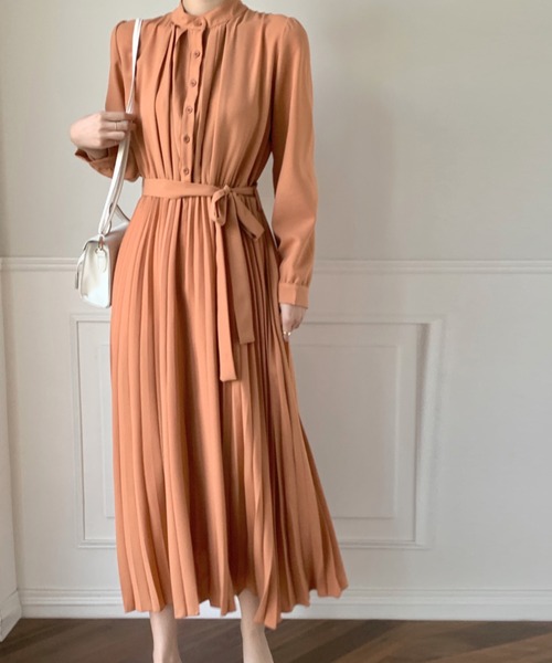 emi+（エミプラス）の「スタンドネックプリーツ切り替えワンピース（ワンピース・レディース・ネイビー/ベージュ/アイボリー/キャメル/ブラウン/ブルー/ブラック/グレー・L/S/M）」の8枚目の写真