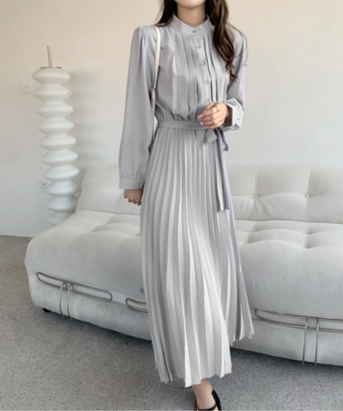 emi+（エミプラス）の「スタンドネックプリーツ切り替えワンピース（ワンピース・レディース・ネイビー/ベージュ/アイボリー/キャメル/ブラウン/ブルー/ブラック/グレー・L/S/M）」の4枚目の写真