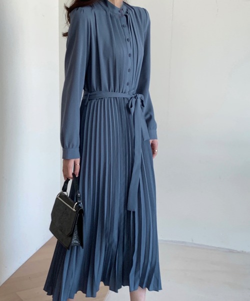 emi+（エミプラス）の「スタンドネックプリーツ切り替えワンピース（ワンピース・レディース・ネイビー/ベージュ/アイボリー/キャメル/ブラウン/ブルー/ブラック/グレー・L/S/M）」の7枚目の写真