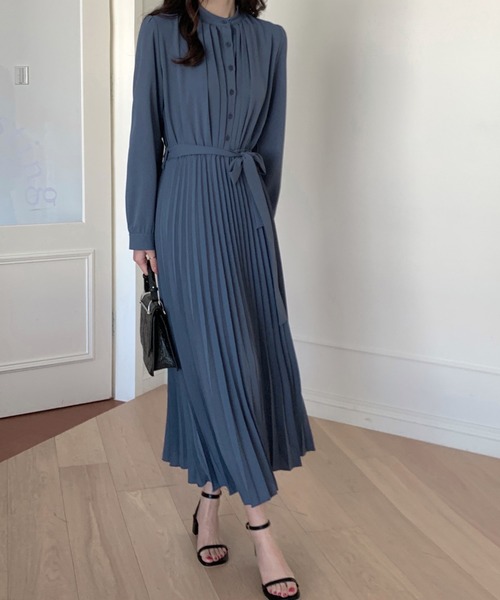 emi+（エミプラス）の「スタンドネックプリーツ切り替えワンピース（ワンピース・レディース・ネイビー/ベージュ/アイボリー/キャメル/ブラウン/ブルー/ブラック/グレー・L/S/M）」の9枚目の写真