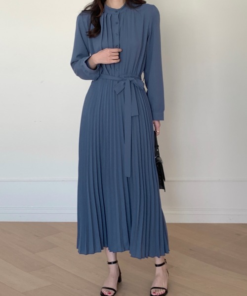 emi+（エミプラス）の「スタンドネックプリーツ切り替えワンピース（ワンピース・レディース・ネイビー/ベージュ/アイボリー/キャメル/ブラウン/ブルー/ブラック/グレー・L/S/M）」の10枚目の写真