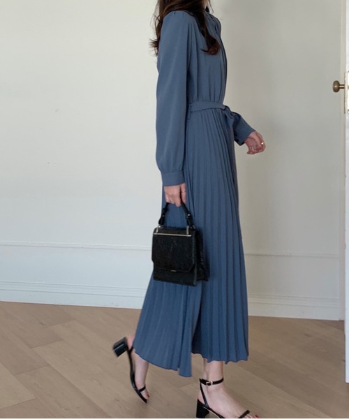 emi+（エミプラス）の「スタンドネックプリーツ切り替えワンピース（ワンピース・レディース・ネイビー/ベージュ/アイボリー/キャメル/ブラウン/ブルー/ブラック/グレー・L/S/M）」の13枚目の写真