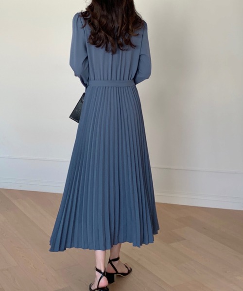 emi+（エミプラス）の「スタンドネックプリーツ切り替えワンピース（ワンピース・レディース・ネイビー/ベージュ/アイボリー/キャメル/ブラウン/ブルー/ブラック/グレー・L/S/M）」の14枚目の写真