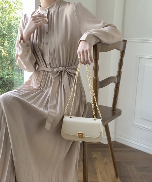 emi+（エミプラス）の「スタンドネックプリーツ切り替えワンピース（ワンピース・レディース・ネイビー/ベージュ/アイボリー/キャメル/ブラウン/ブルー/ブラック/グレー・L/S/M）」の15枚目の写真