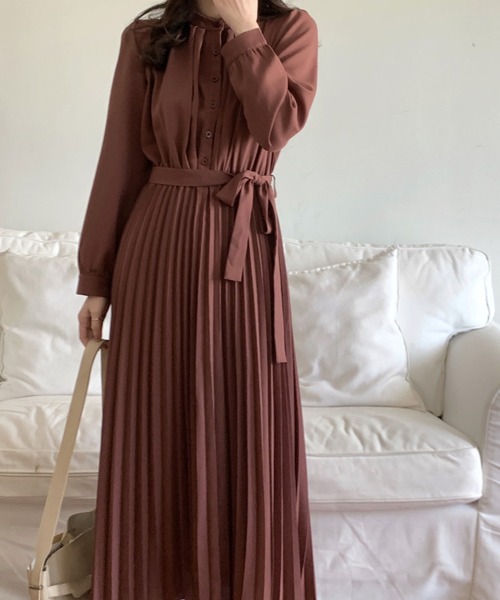 emi+（エミプラス）の「スタンドネックプリーツ切り替えワンピース（ワンピース・レディース・ネイビー/ベージュ/アイボリー/キャメル/ブラウン/ブルー/ブラック/グレー・L/S/M）」の16枚目の写真