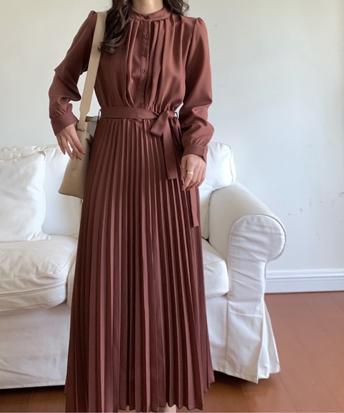 emi+（エミプラス）の「スタンドネックプリーツ切り替えワンピース（ワンピース・レディース・ネイビー/ベージュ/アイボリー/キャメル/ブラウン/ブルー/ブラック/グレー・L/S/M）」の17枚目の写真