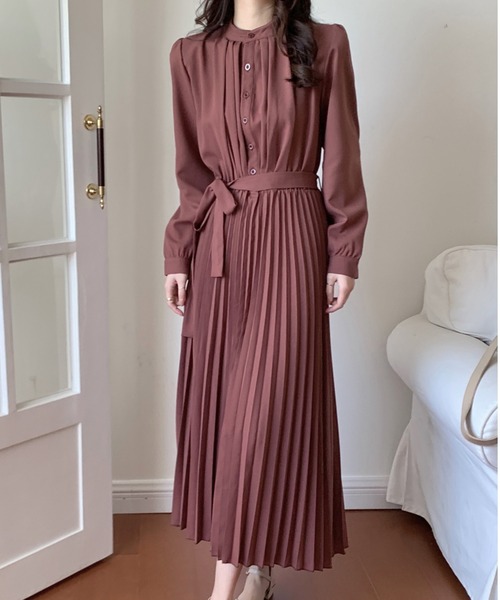 emi+（エミプラス）の「スタンドネックプリーツ切り替えワンピース（ワンピース・レディース・ネイビー/ベージュ/アイボリー/キャメル/ブラウン/ブルー/ブラック/グレー・L/S/M）」の18枚目の写真