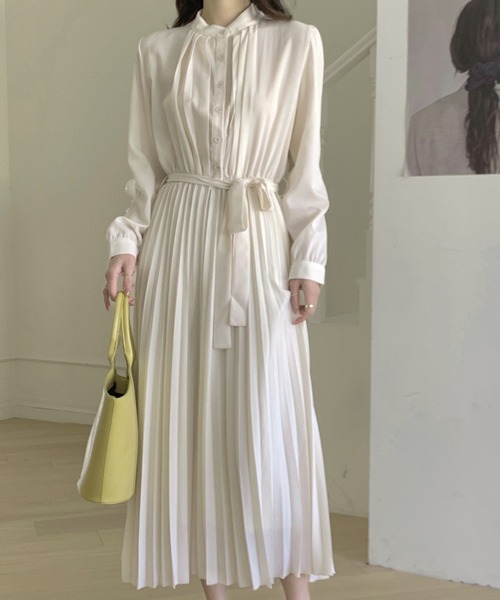 emi+（エミプラス）の「スタンドネックプリーツ切り替えワンピース（ワンピース・レディース・ネイビー/ベージュ/アイボリー/キャメル/ブラウン/ブルー/ブラック/グレー・L/S/M）」の11枚目の写真