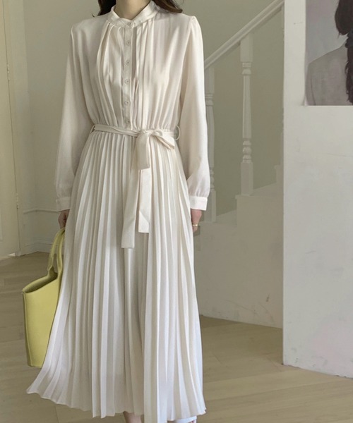 emi+（エミプラス）の「スタンドネックプリーツ切り替えワンピース（ワンピース・レディース・ネイビー/ベージュ/アイボリー/キャメル/ブラウン/ブルー/ブラック/グレー・L/S/M）」の12枚目の写真