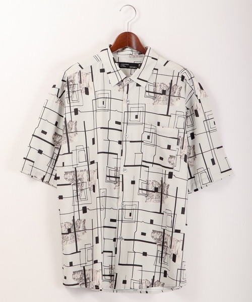 Naive magic(ナイーブマジック)の「とろみシルクタッチ総柄ヴィンテージ半袖ルーズシャツ(シャツ/ブラウス・メンズ・ホワイト/ライトグレー/ブラック/ブラウン/グレー/グリーン/アイボリー/その他/ホワイト系その他/ブラック系その他・M/L)」の7枚目の写真