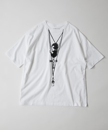 SUNGLASSES OVER T-SHIRT