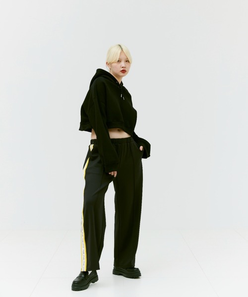 17HR(セブンティーンアワーズ)の「ボリュームスリーブショートパーカー(パーカー・レディース・ホワイト/ブルー/ブラック・FREE)」の4枚目の写真