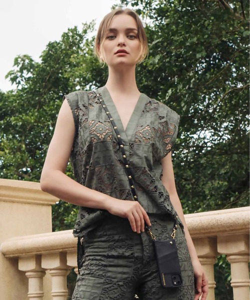 BANDOLIER（バンドリヤー）の「【BANDOLIER】SARAH GOLD iPhone13 iPhone12 iPhone12Pro iPhoneSE,iPhone6,iPhone7,iPhone8（スマホケース/カバー・レディース・ブラック・iPhone 7/8/SE(第2/第3世代)/iPhone 13/iPhone 12/12 Pro/iPhone 15 Pro/iPhone 15/iPhone 13 Pro）」の4枚目の写真