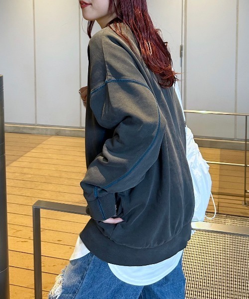 PAGEBOY（ページボーイ）の「カラーステッチBIGスウェット（スウェット・レディース・チャコールグレー/オフホワイト/ラベンダー/オートミール/グレー系その他3/グレー系その他/ブラウン/ホワイト系その他/パープル・FREE）」の5枚目の写真