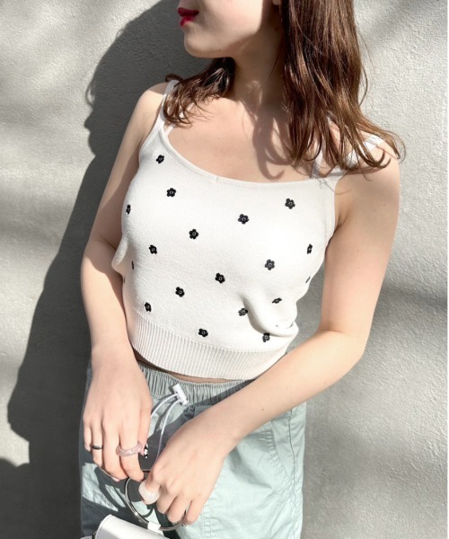 OLIVE des OLIVE（オリーブデオリーブ）の「花刺繍キャミソール（キャミソール・レディース・オフホワイト/ブラック/サックスブルー・FREE）」の2枚目の写真