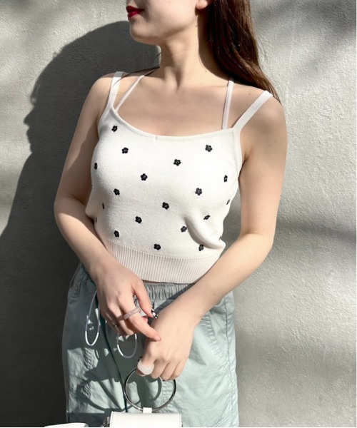 OLIVE des OLIVE（オリーブデオリーブ）の「花刺繍キャミソール（キャミソール・レディース・オフホワイト/ブラック/サックスブルー・FREE）」の4枚目の写真