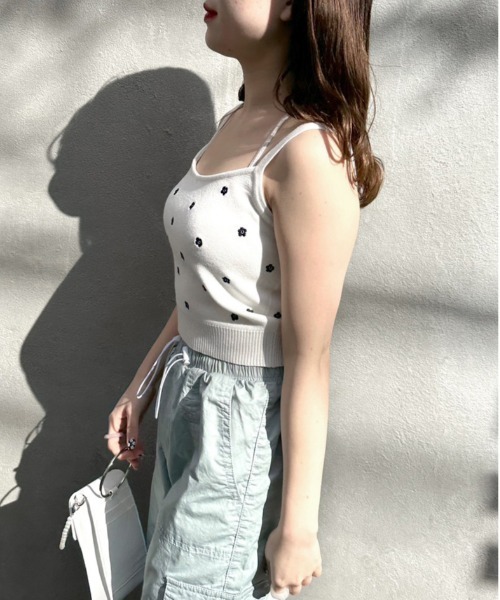 OLIVE des OLIVE（オリーブデオリーブ）の「花刺繍キャミソール（キャミソール・レディース・オフホワイト/ブラック/サックスブルー・FREE）」の5枚目の写真