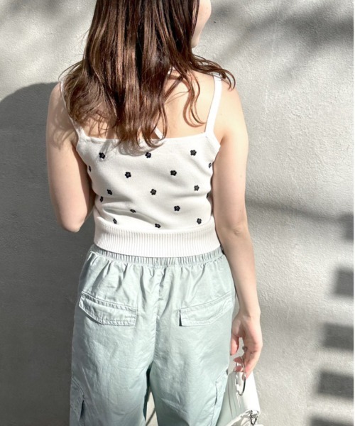 OLIVE des OLIVE（オリーブデオリーブ）の「花刺繍キャミソール（キャミソール・レディース・オフホワイト/ブラック/サックスブルー・FREE）」の6枚目の写真